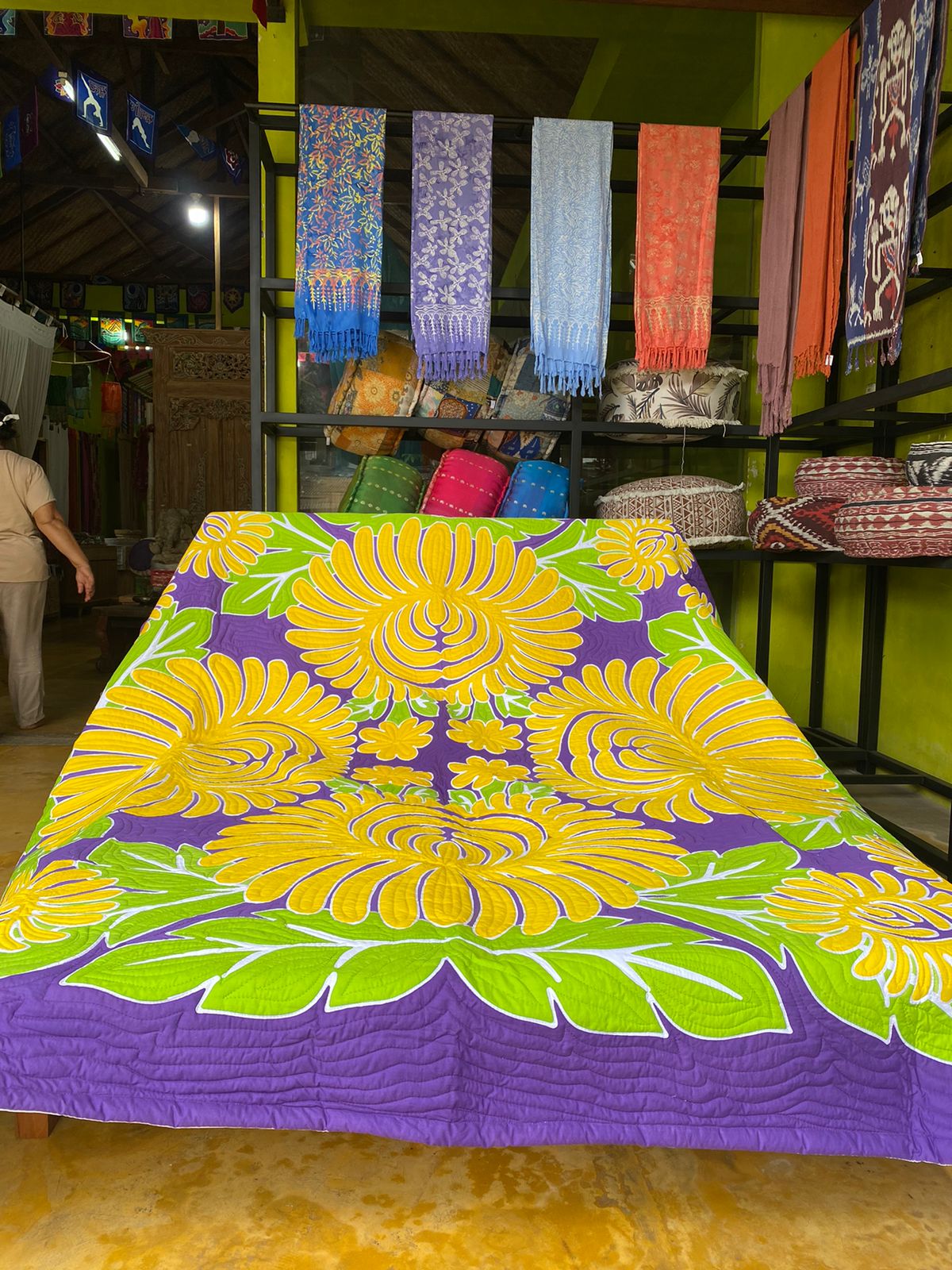 Bedspread Queen Batik Hand Painted with 2 pillowcovers