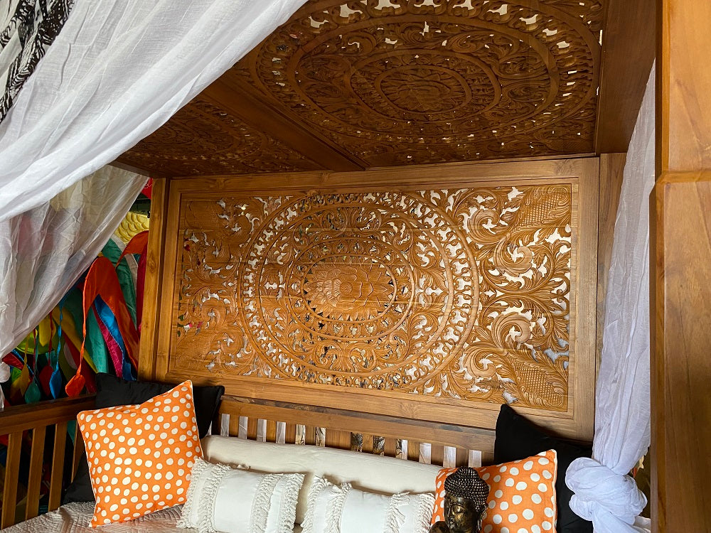 Mas Queen Recycled Teak Canopy Daybed with Hand carved Backpanel and Roof panel